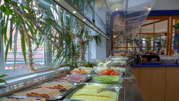 A buffet with various food items and utensils. - Hotel Transit Loft Berlin (Berlin)