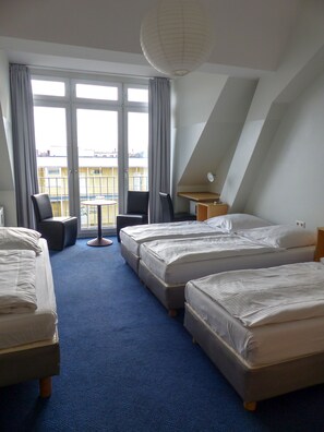 Quarto quádruplo | Cofres nos quartos, escrivaninha, berços grátis, Wi-Fi de cortesia