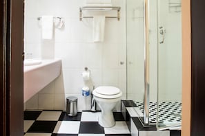 Chambre Supérieure, 1 grand lit | Salle de bain | Baignoire relaxante profonde, articles de toilette gratuits