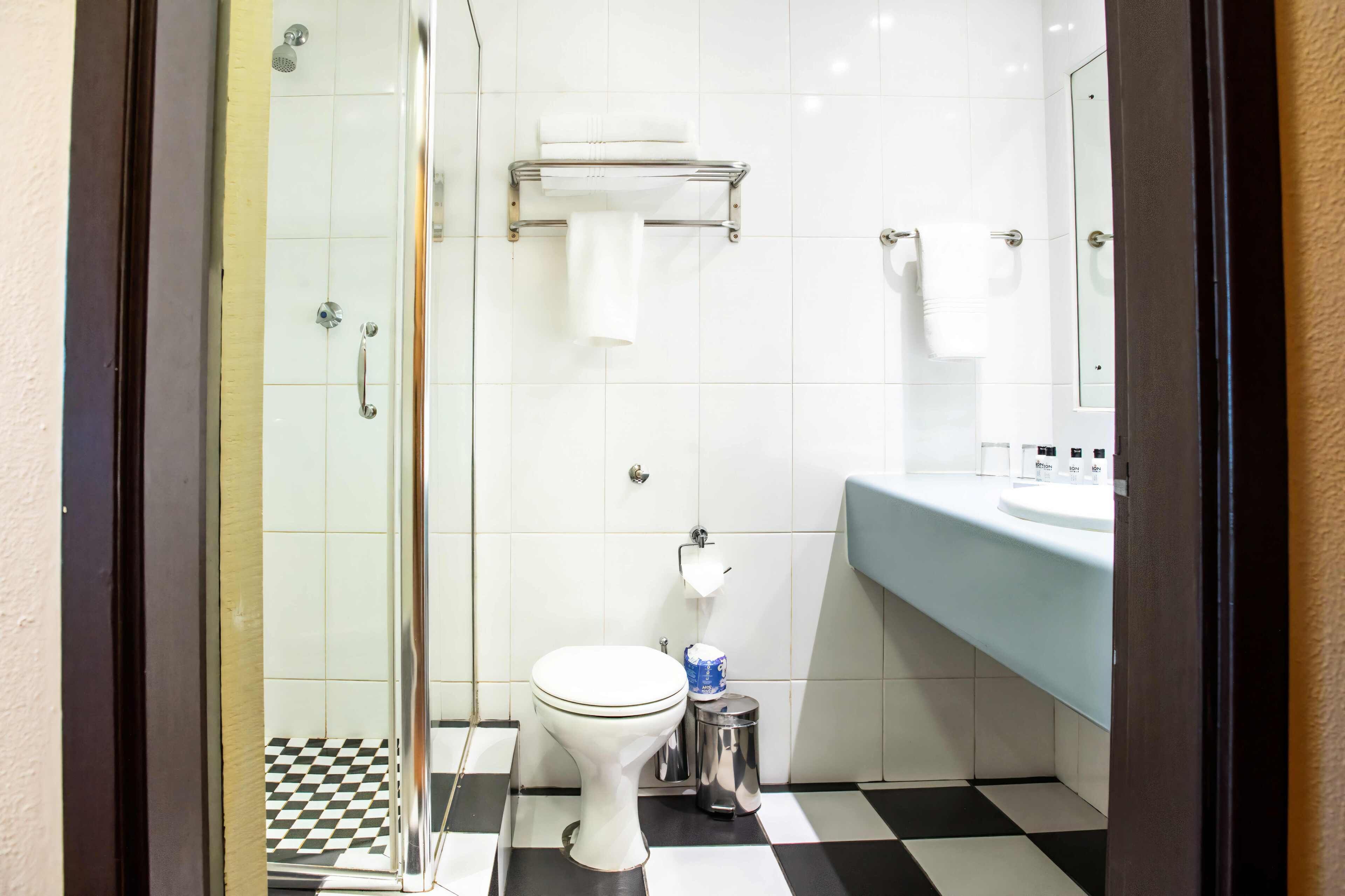 Un baño con inodoro, ducha y lavamanos.