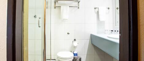 Un baño con inodoro, ducha y lavamanos.