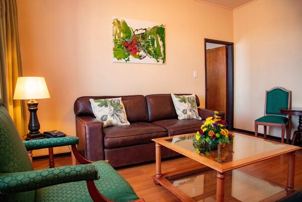 Suite | 1 bedroom, hypo-allergenic bedding, in-room safe, desk