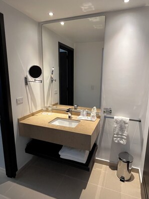 Suite | Bathroom | Shower, free toiletries, hair dryer, towels