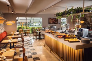 供應早餐、午餐和晚餐,拉丁美洲料理,花園景觀