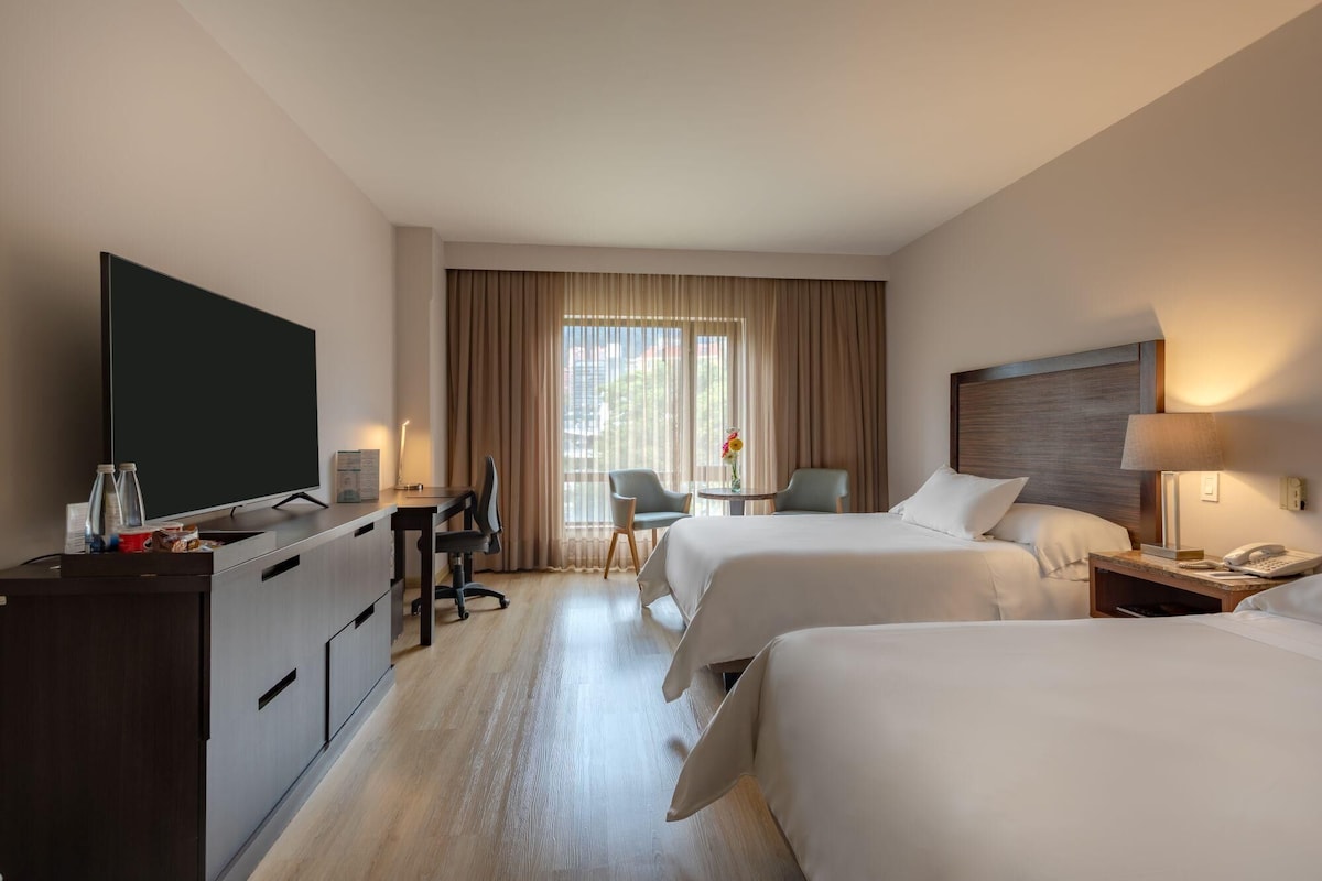 Premium bedding, in-room safe, desk, blackout drapes