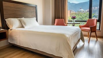 Caja de seguridad en la habitación, escritorio y cortinas blackout