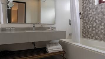 Suite | Baño | Regadera, amenidades de baño gratuitas, secadora de cabello, toallas