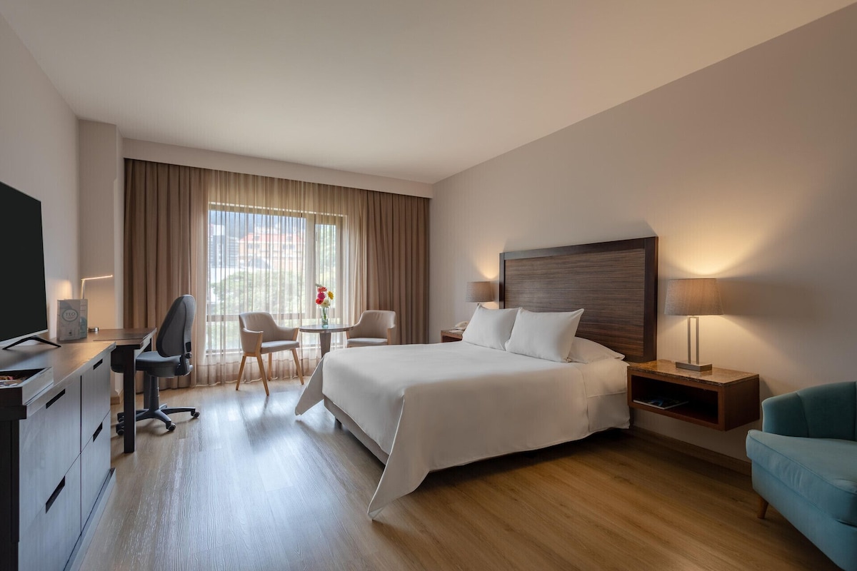 Premium bedding, in-room safe, desk, blackout drapes