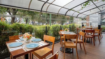 S'hi serveixen esmorzars, dinars, sopars i esmorzars-dinars
