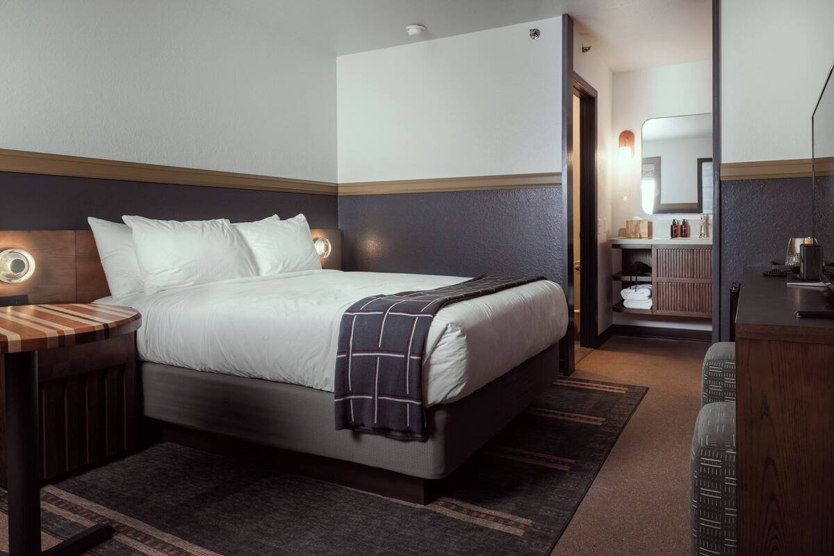 Premium bedding, in-room safe, laptop workspace, blackout drapes