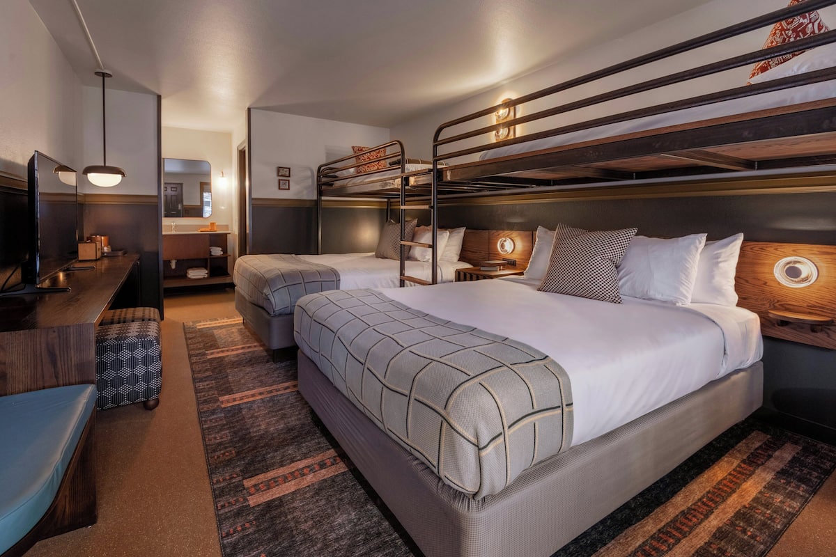 Premium bedding, in-room safe, laptop workspace, blackout drapes