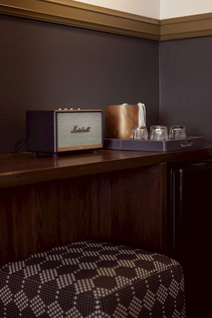A bar area with a vintage Marshall speaker, a wooden bar top, and a tray with glasses. - The Ozarker Lodge (Branson)