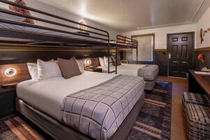 Zimmer (Walk Up Double Queen Bunk Bed) | Hochwertige Bettwaren, Zimmersafe, laptopgeeigneter Arbeitsplatz