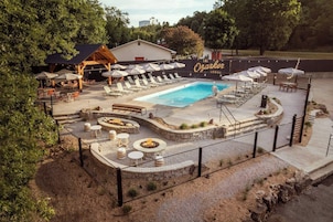 Una piscina al aire libre de temporada, sombrillas