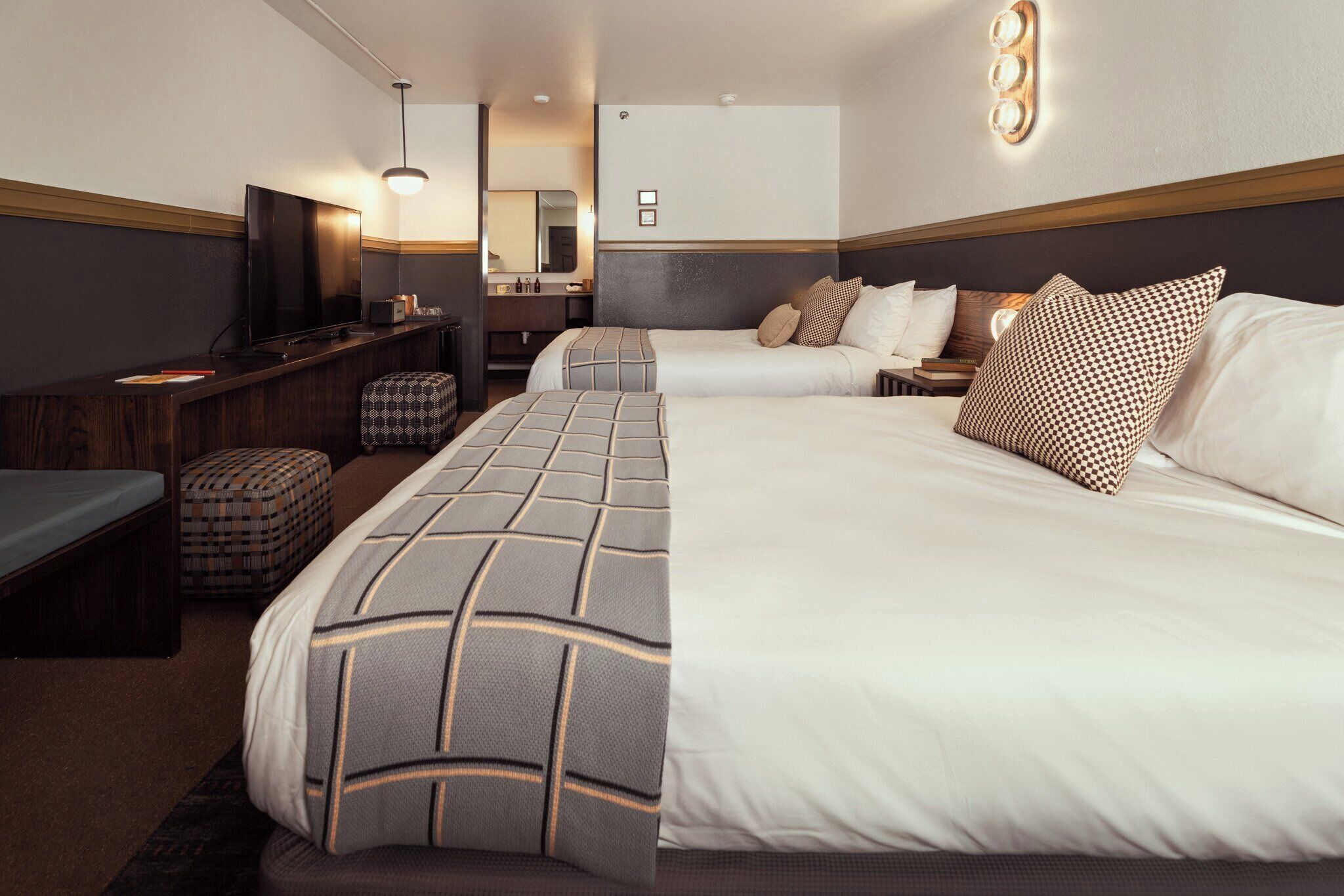 高档床上用品、客 房内保险箱、笔记本电脑工作区、遮光窗帘