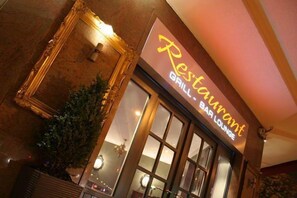 A restaurant with a sign that reads "Restaurant Grill Lounge". - Hôtel Prince De Liège (Brussels)