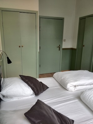 Iron/ironing board, cribs/infant beds - Hotel Sabina (Brussels)