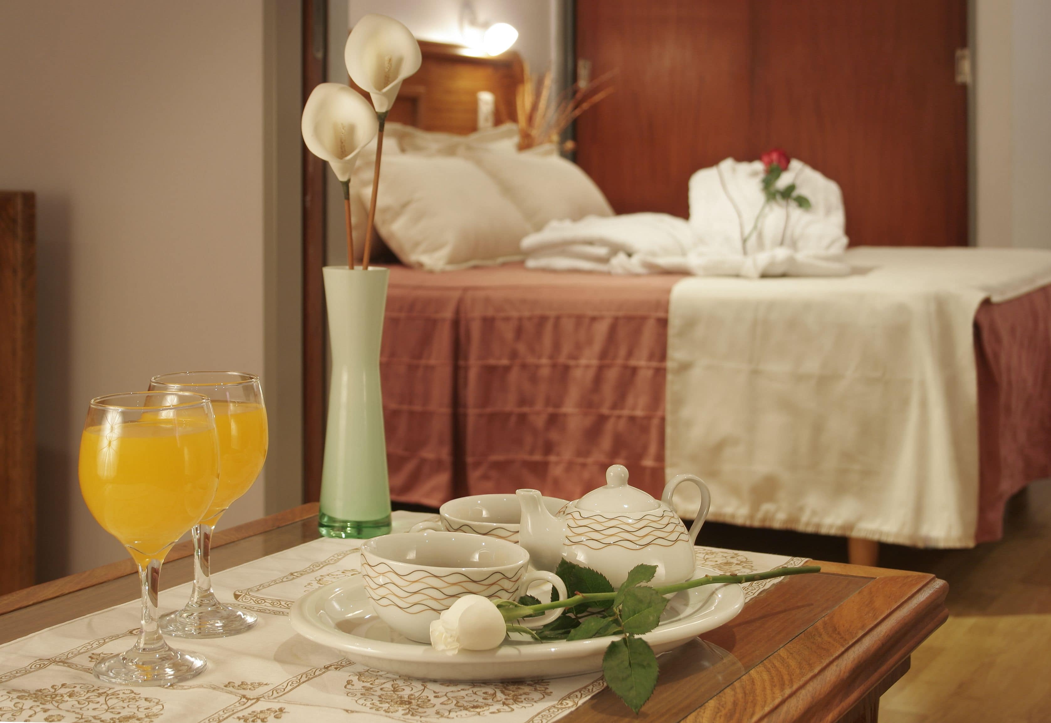 Hypo-allergenic bedding, minibar, in-room safe, desk