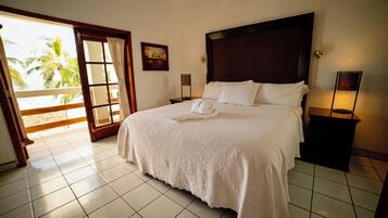 Ocean View King Room with Balcony | Coffre-fort, bureau, accès au Wi-Fi (inclus), literie fournie