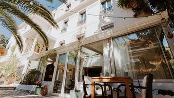 Vista frontal de la propiedad