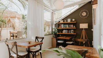 TĂ€gliches kontinentales FrĂŒhstĂŒck (12 EUR pro Person)