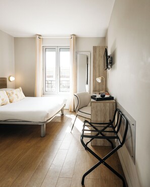 Economy Double Room | Minibar, in-room safe, desk, blackout drapes - Hotel Le Petit Castel (Antibes)