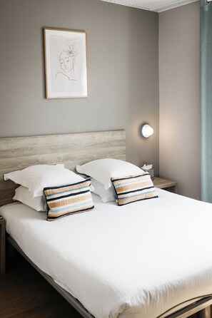 Chambre Double Standard | Minibar, coffres-forts dans les chambres, bureau, rideaux occultants