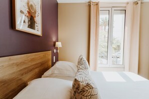 Minibar, caja de seguridad en la habitación y escritorio 