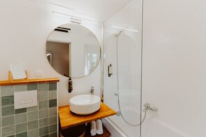 Economy Double Room | Bathroom | Hydromassage showerhead, free toiletries, hair dryer, towels - Hotel Le Petit Castel (Antibes)