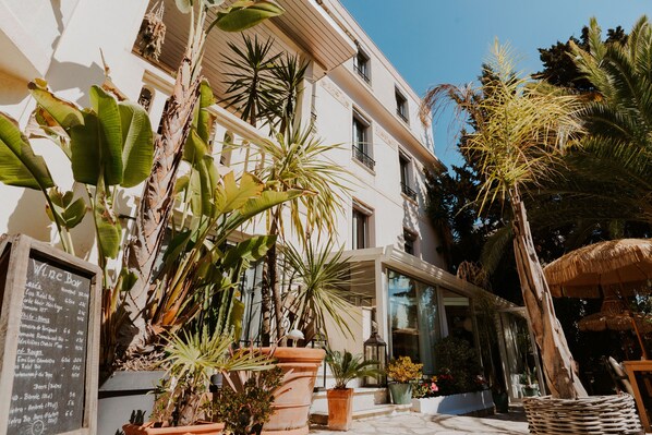 Front of property - Hotel Le Petit Castel (Antibes)