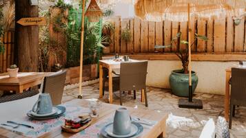 Daily continental breakfast (EUR 12 per person)