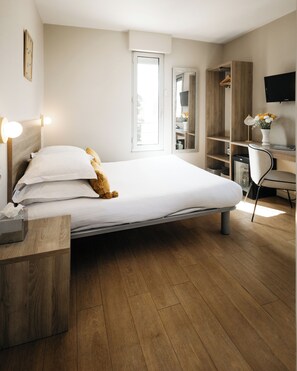 Economy Double Room | Minibar, in-room safe, desk, blackout drapes - Hotel Le Petit Castel (Antibes)