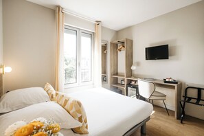 Doppia Economy | Minibar, una cassaforte in camera, una scrivania, tende oscuranti