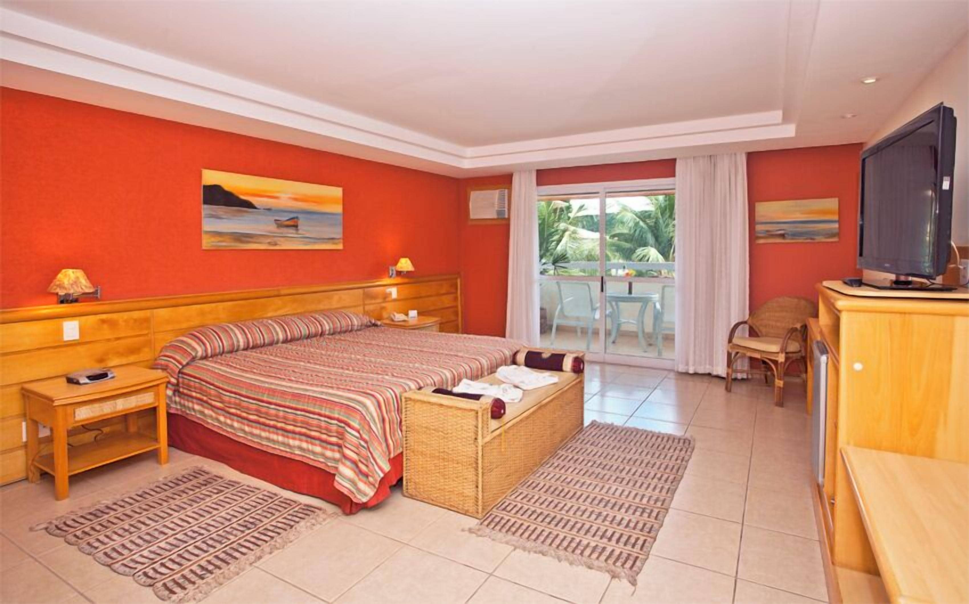 行政套房, 泳池景觀 (Triple) | 低過敏寢具、迷你吧、客房內保險箱、書桌