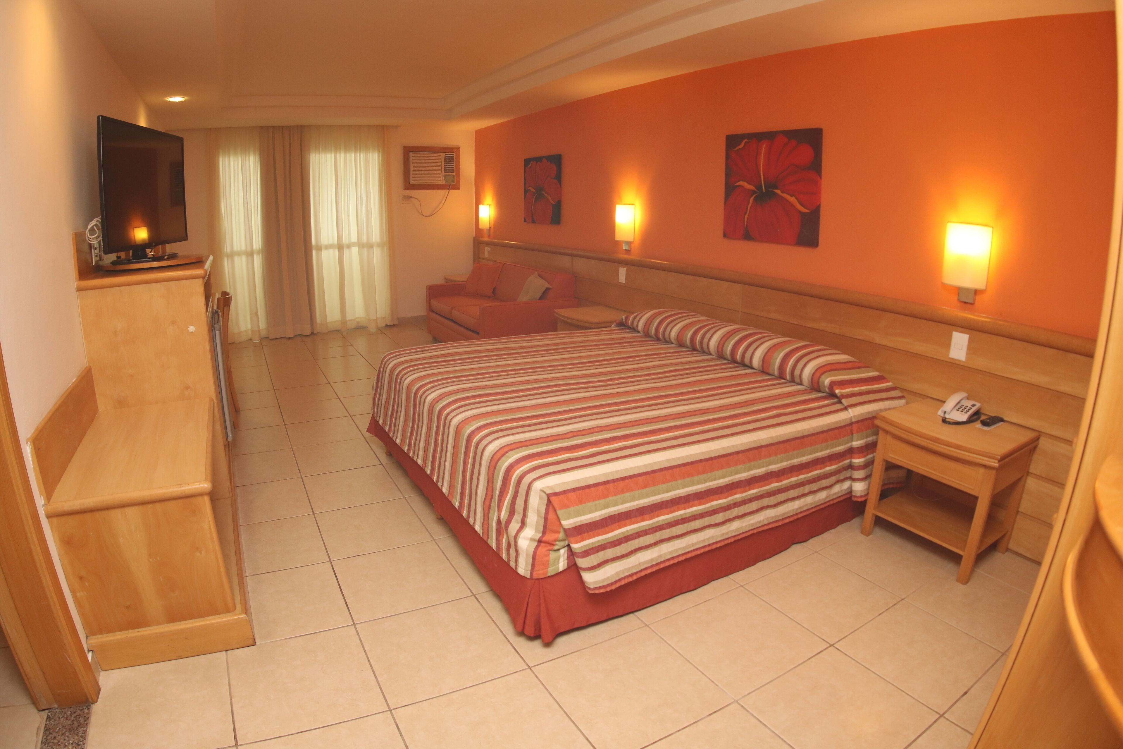 套房, 泳池景觀 | 低過敏寢具、迷你吧、客房內保險箱、書桌