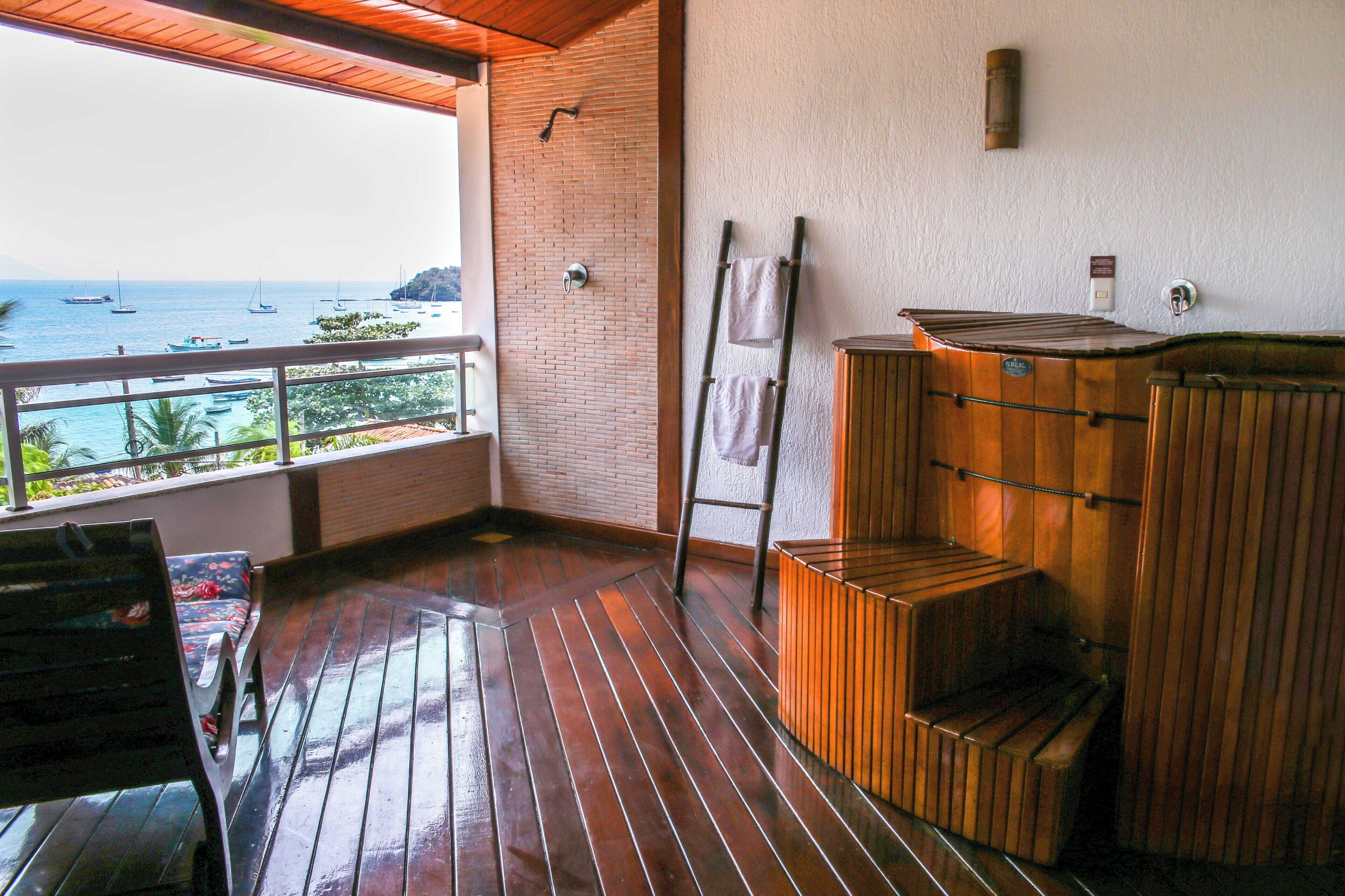 Presidential Suite | Bathroom | Shower, hair dryer, towels