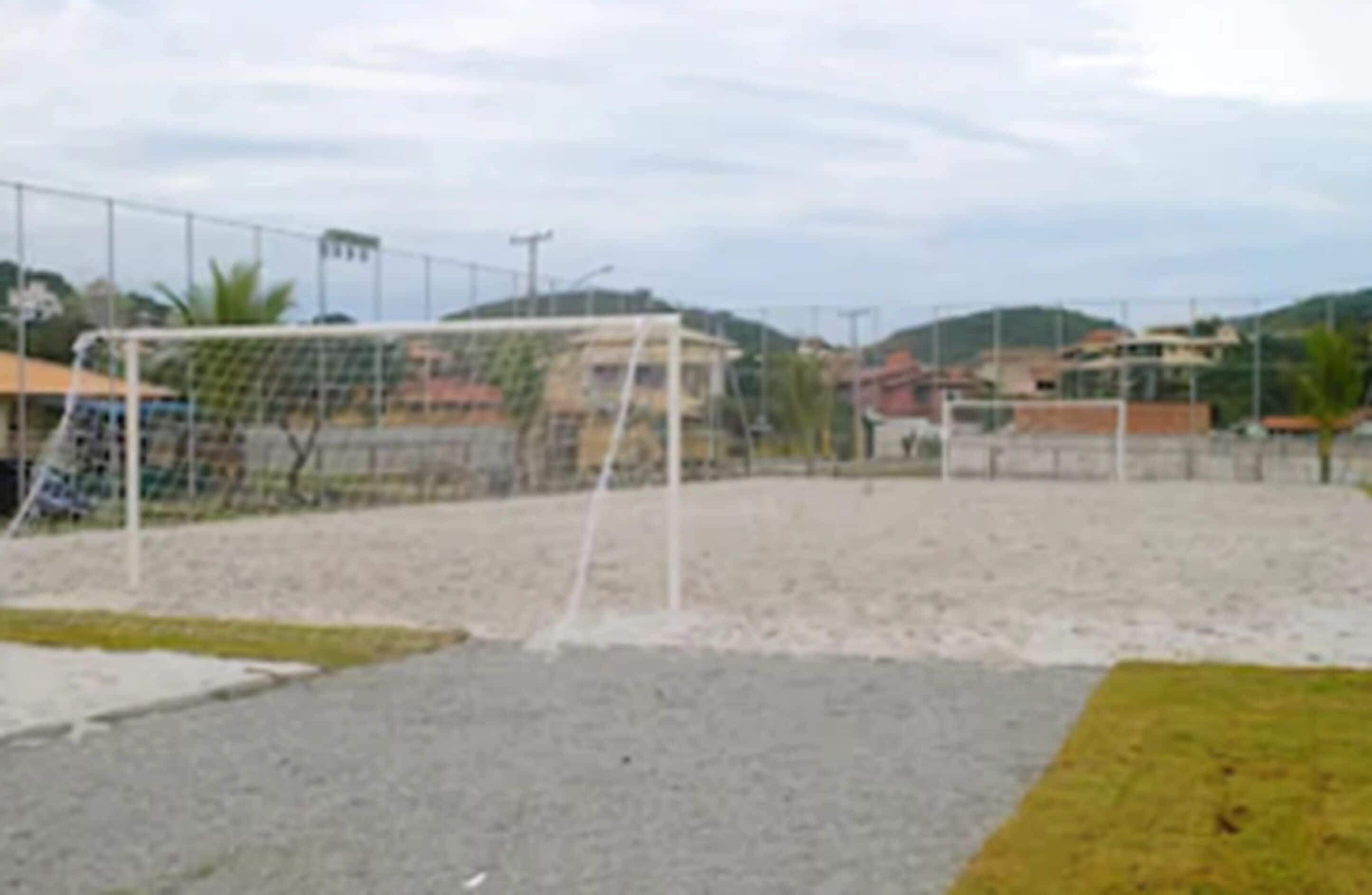 Un campo de fútbol con un arco y una valla.
