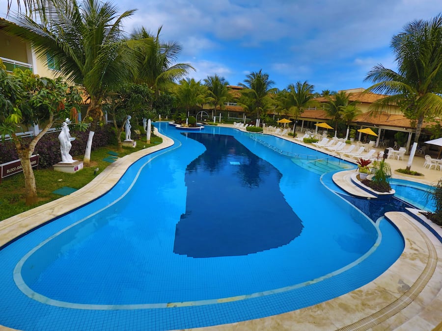 Alberca techada, alberca al aire libre y camastros