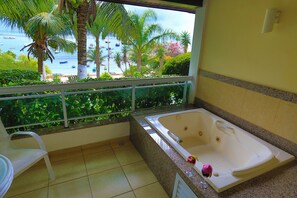 Suite, vista al océano | Ropa de cama hipoalergénica y minibar 
