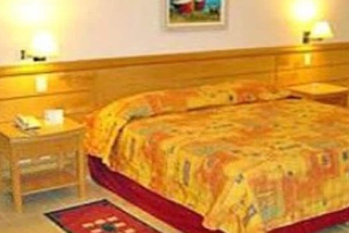 Hypo-allergenic bedding, minibar, in-room safe, desk