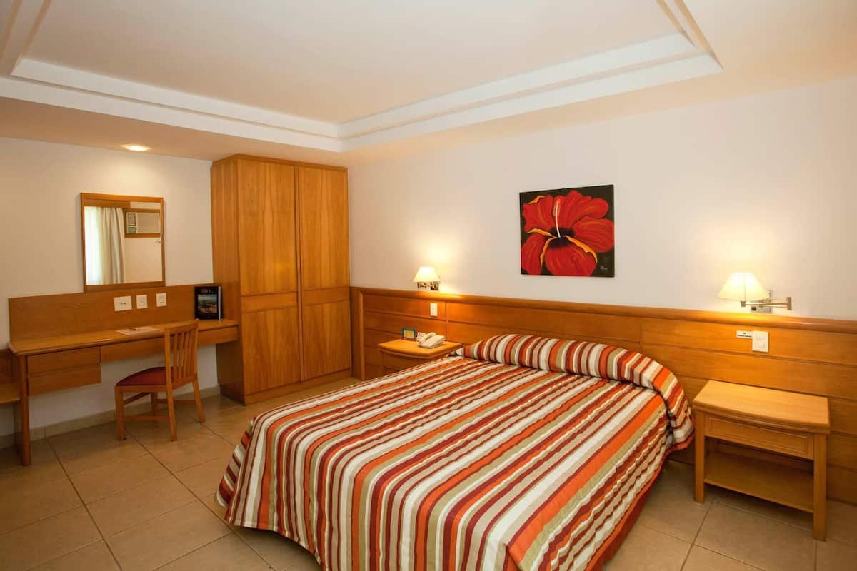 Hypoallergeen beddengoed, een minibar, een kluis op de kamer, een bureau