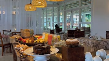 Café da manhã com buffet grátis todos os dias