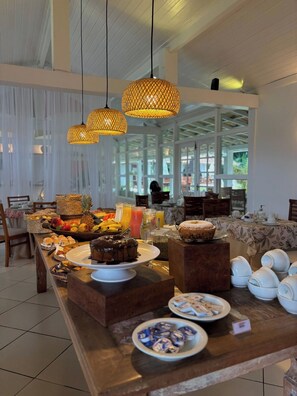 Free daily buffet breakfast  - Pousada Bucaneiro (Búzios)