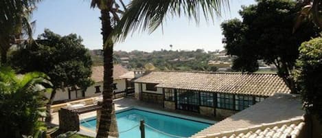 Piscine extérieure, chaises longues