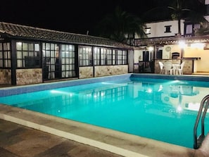 Piscine extérieure, chaises longues