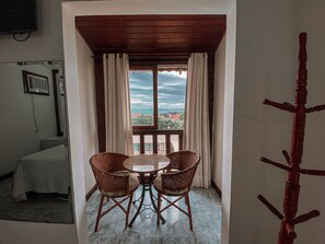 Minibar, caja de seguridad en la habitación y cortinas blackout 