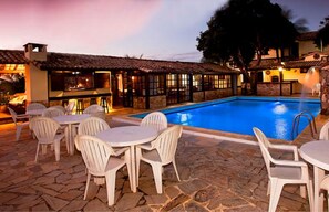 Outdoor pool, sun loungers - Pousada Gammel Dansk (Búzios)