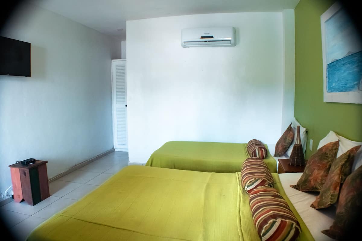 Suite Standard Quadruplo | Minibar, caja de seguridad en la habitación y decoración personalizada