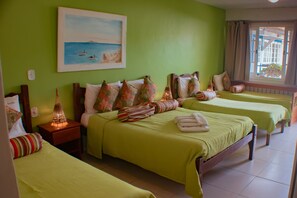 Minibar, caja de seguridad en la habitación y decoración personalizada