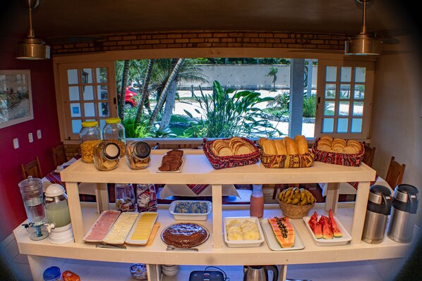 A breakfast buffet with various food items and condiments. - Pousada Luar de Buzios (Búzios)